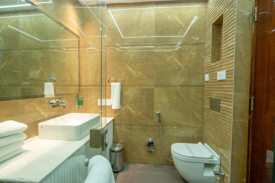 Shower, Toilet, Bathroom, towels
