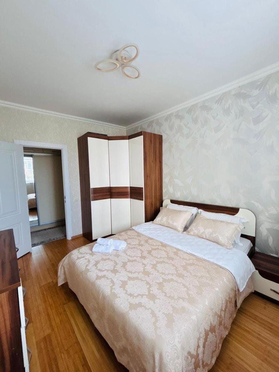 Photo of the whole room, Bedroom, wardrobe