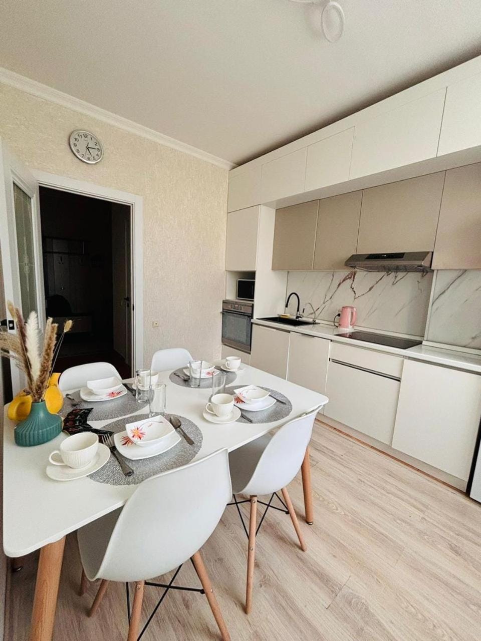 Coffee/tea facilities, Kitchen or kitchenette, Dining area, stove