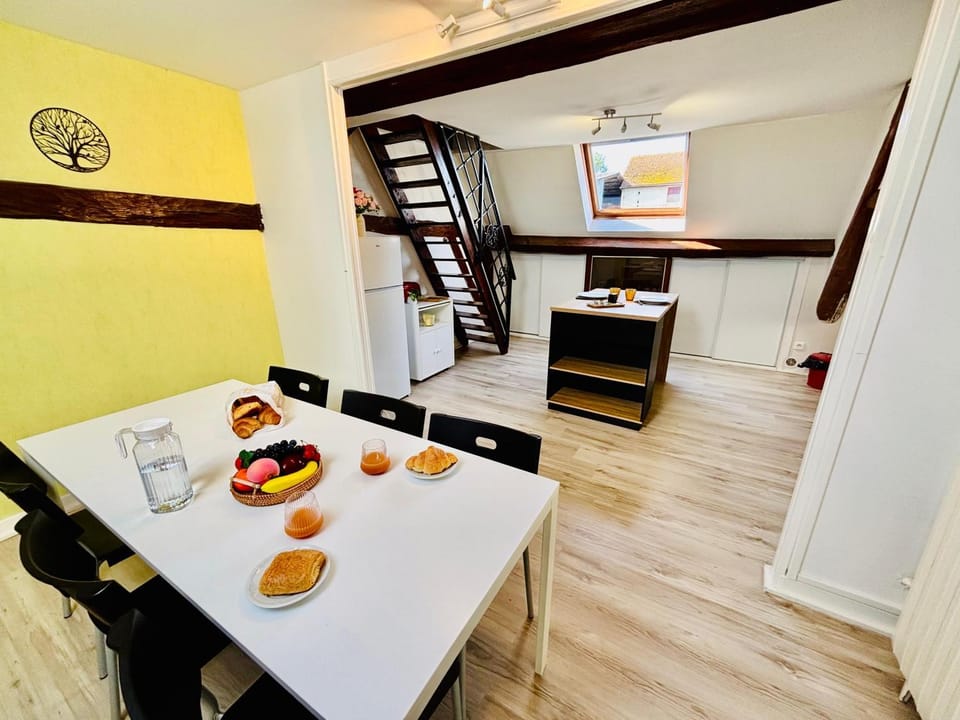 Seating area, Dining area