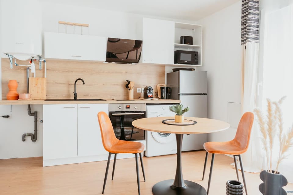 TV and multimedia, Coffee/tea facilities, Kitchen or kitchenette, Living room, Seating area, Dining area, furniture, heating, internet, microwave, oven, storage, stove, toaster, washing machine
