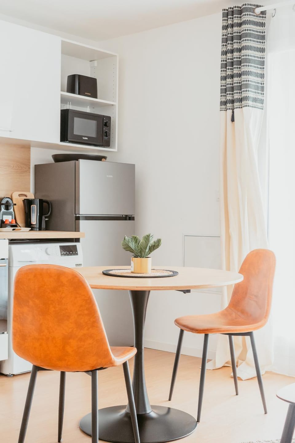 TV and multimedia, Coffee/tea facilities, Kitchen or kitchenette, Living room, Seating area, Dining area, furniture, heating, internet, oven, storage, stove, toaster, washing machine