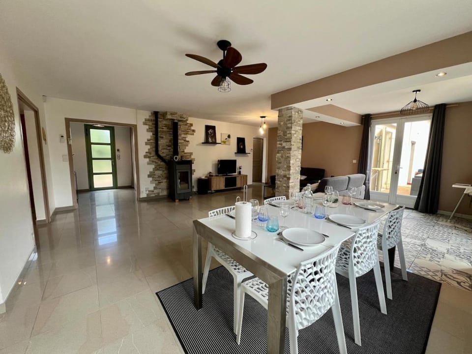 Living room, Dining area, fireplace