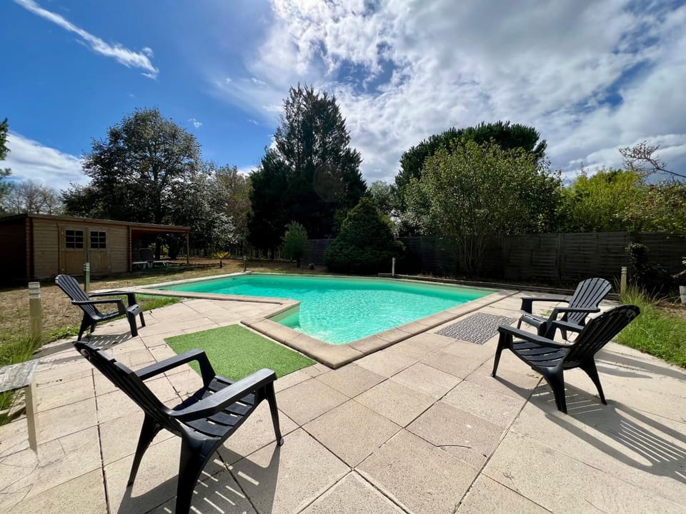 Patio, Swimming pool, sunbed