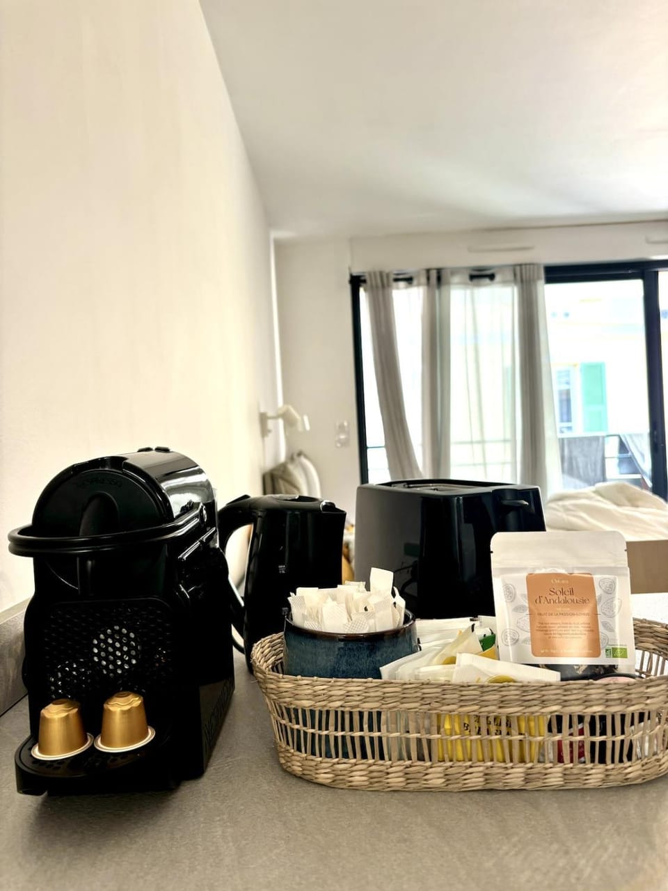 Coffee/tea facilities, Kitchen or kitchenette, Living room, Decorative detail, Dining area, internet, toaster, air conditioner