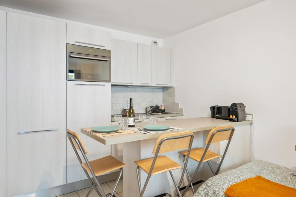 Coffee/tea facilities, Kitchen or kitchenette, Living room, Dining area, dishwasher, internet, microwave, oven, stove, toaster