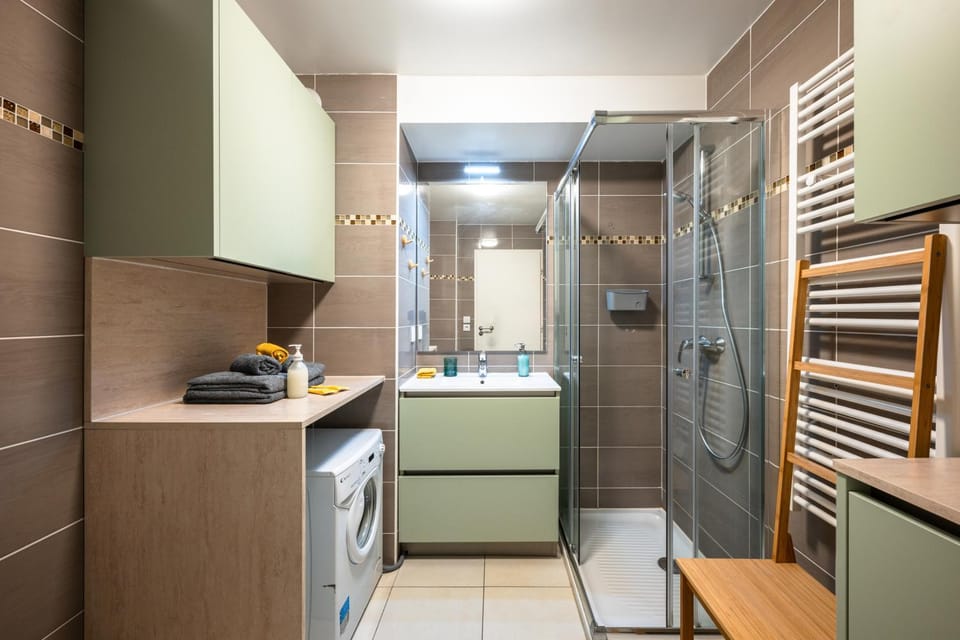 Shower, Toilet, Bathroom, Photo of the whole room, Decorative detail, flat iron, hair dryier, internet, towels, washing machine