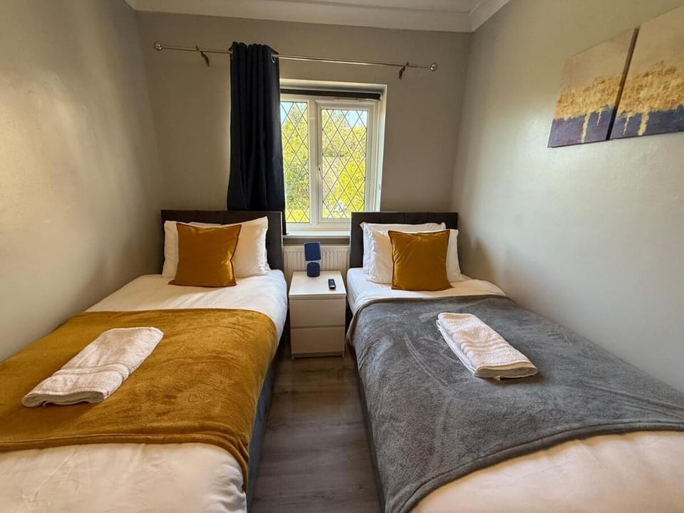 Spacious 3 Bedroom Brighton Home - Near South Downs - Stunning Sea Views - Garden - Pool Table - Free Parking for Cars House in Brighton