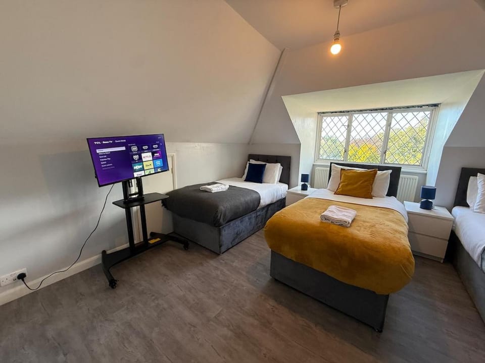 Spacious 3 Bedroom Brighton Home - Near South Downs - Stunning Sea Views - Garden - Pool Table - Free Parking for Cars House in Brighton