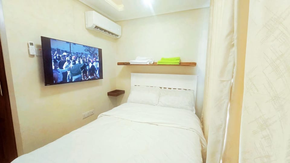 Bed, TV and multimedia, Photo of the whole room, Evening entertainment, Bedroom, air conditioner