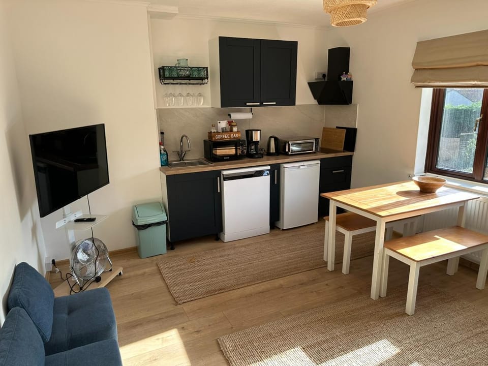 TV and multimedia, Coffee/tea facilities, Kitchen or kitchenette, Living room, Dining area, oven, stove, toaster