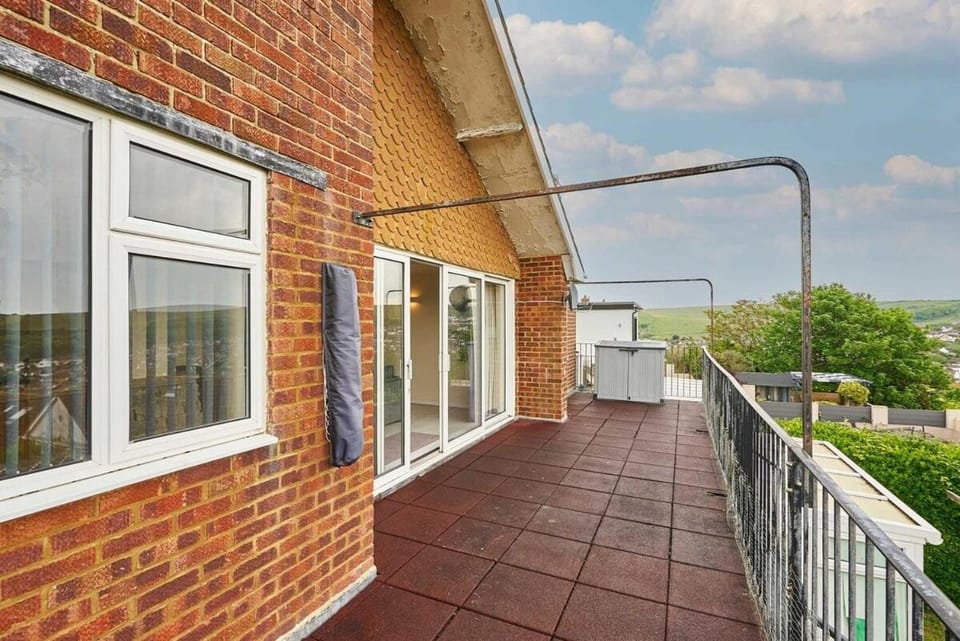 Oceanview Retreat & Private Parking Apartment in Brighton
