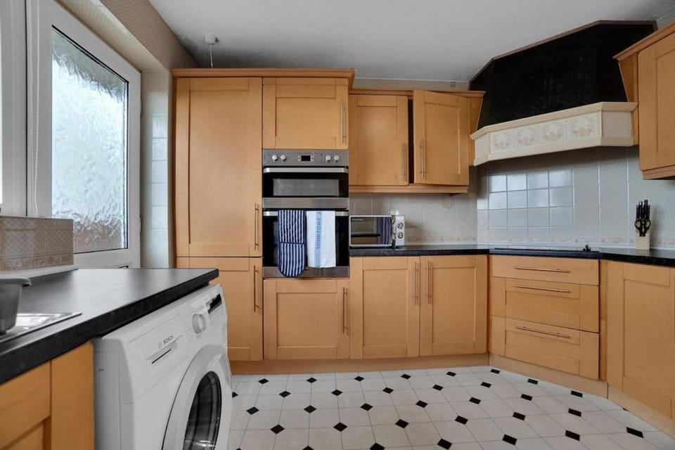 Oceanview Retreat & Private Parking Apartment in Brighton