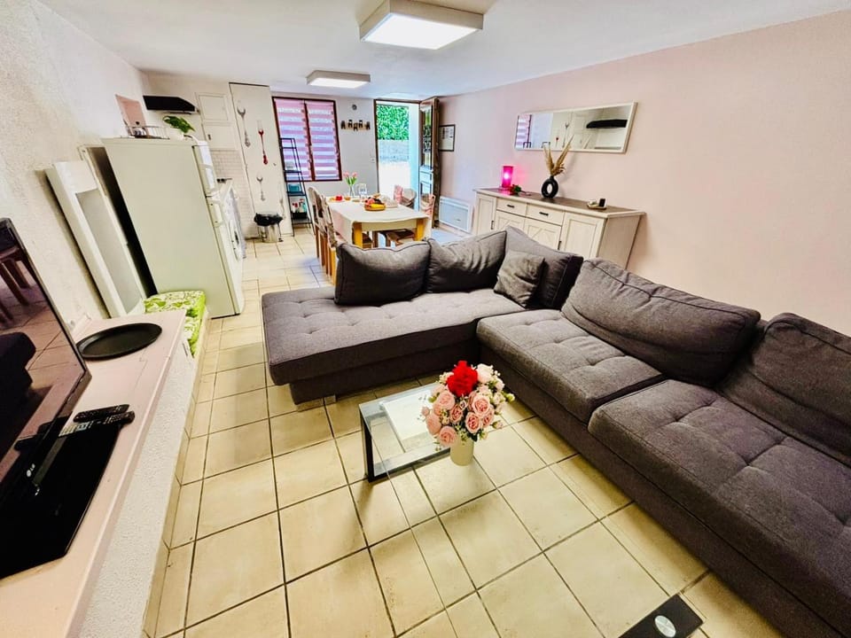 TV and multimedia, Kitchen or kitchenette, Living room, Seating area