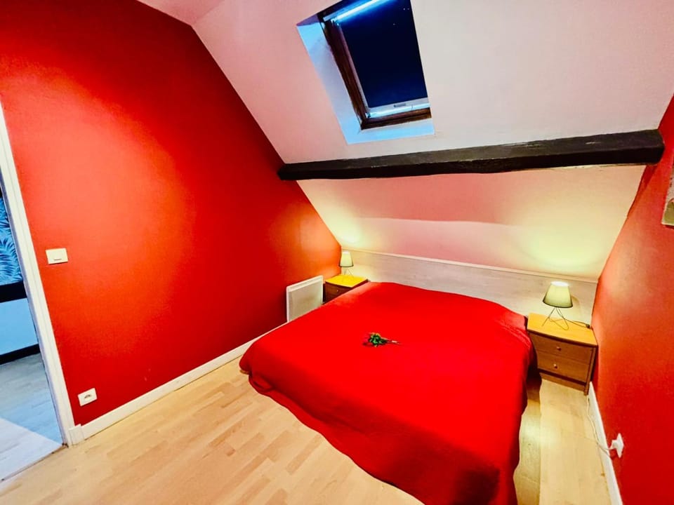 Bed, Photo of the whole room, Bedroom