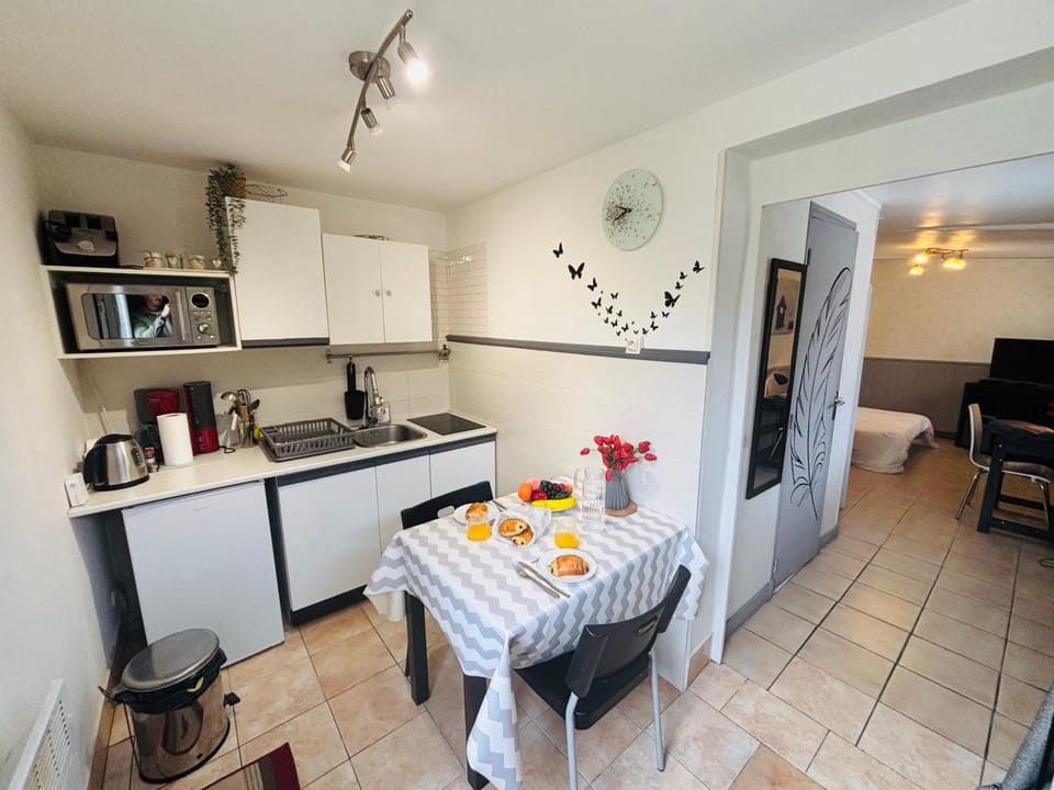 Kitchen or kitchenette, Dining area, stove