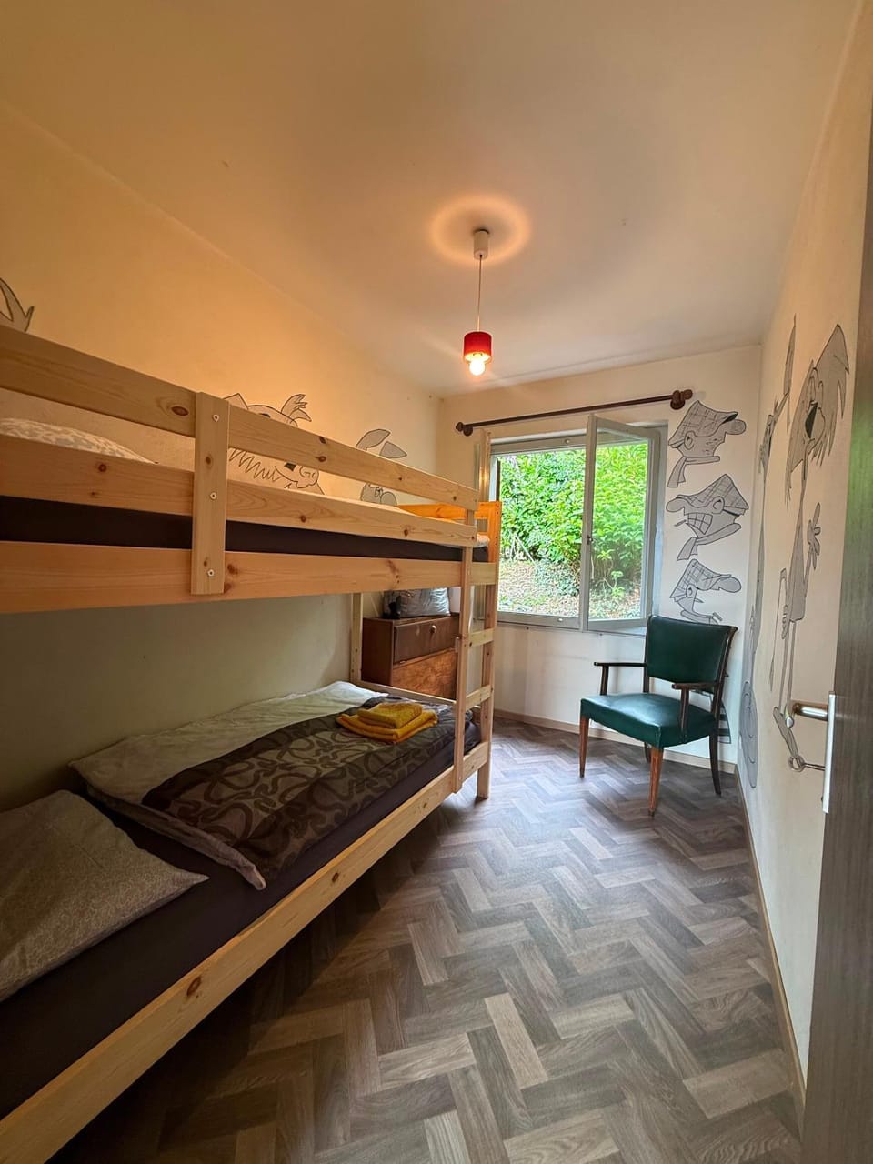 Bed, Photo of the whole room, bunk bed