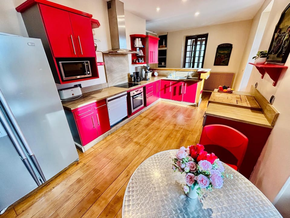 Coffee/tea facilities, Kitchen or kitchenette, Dining area, dishwasher, oven, pet friendly, stove, toaster