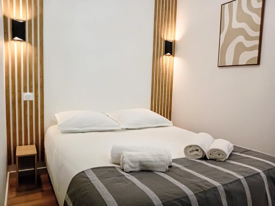Bed, Photo of the whole room, Bedroom, towels