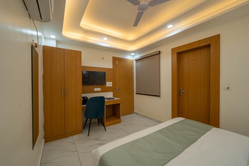 Photo of the whole room, Bedroom, wardrobe