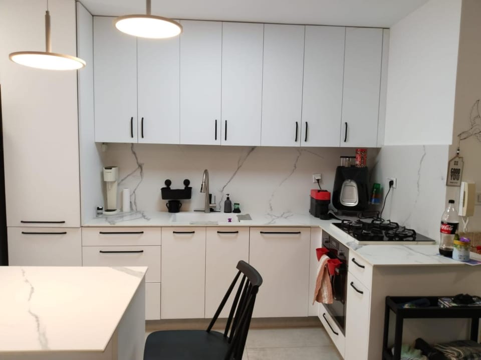 Coffee/tea facilities, Kitchen or kitchenette, oven, stove