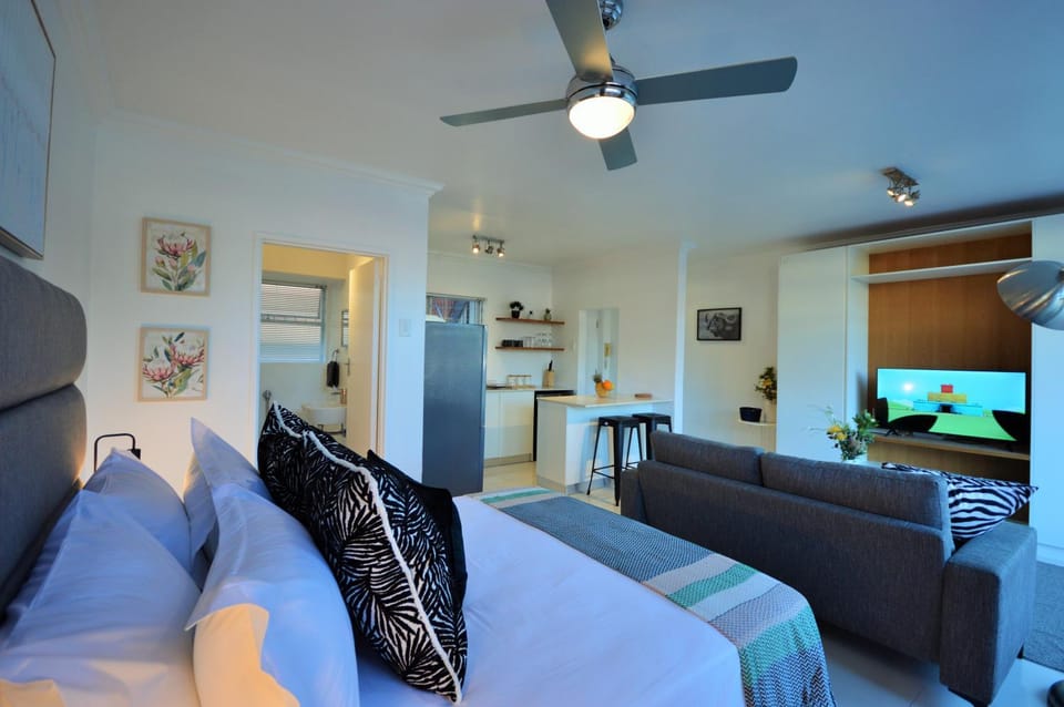 TV and multimedia, Kitchen or kitchenette, Living room, Seating area