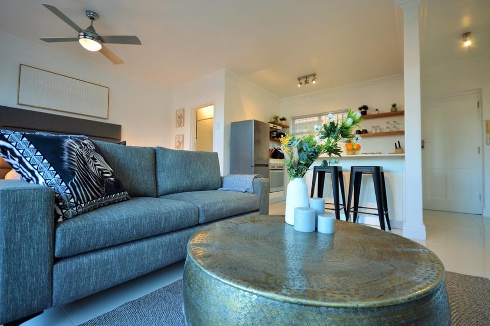 Kitchen or kitchenette, Living room, Seating area