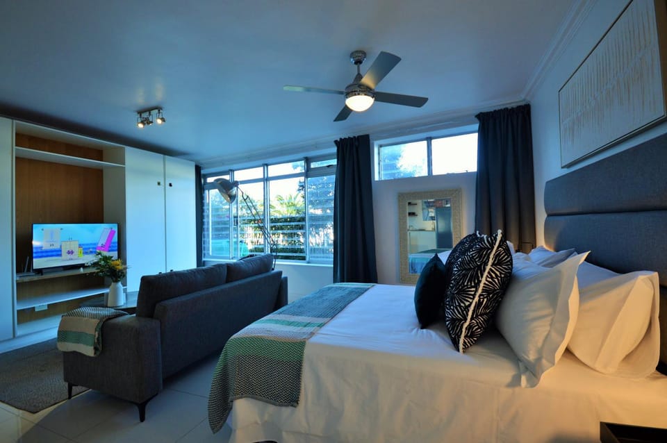 Bed, TV and multimedia, Photo of the whole room, Seating area, Bedroom