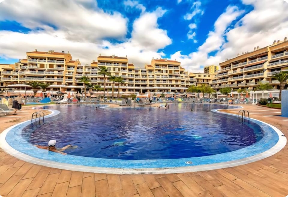 Swimming pool, sunbed