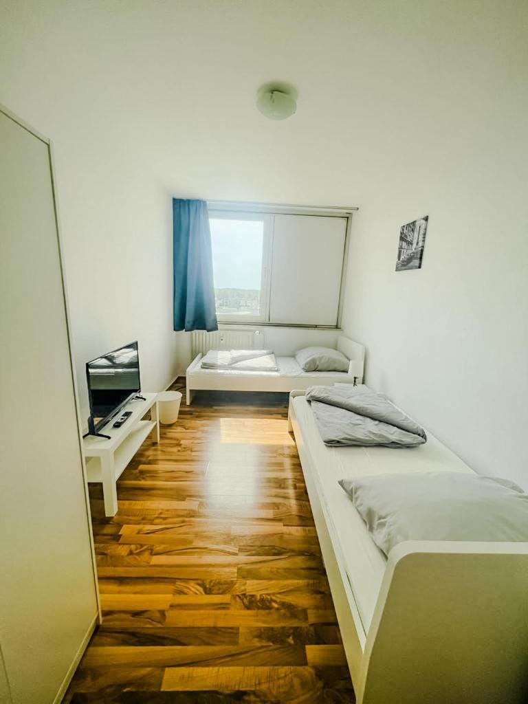 Bed, TV and multimedia, Photo of the whole room, Bedroom