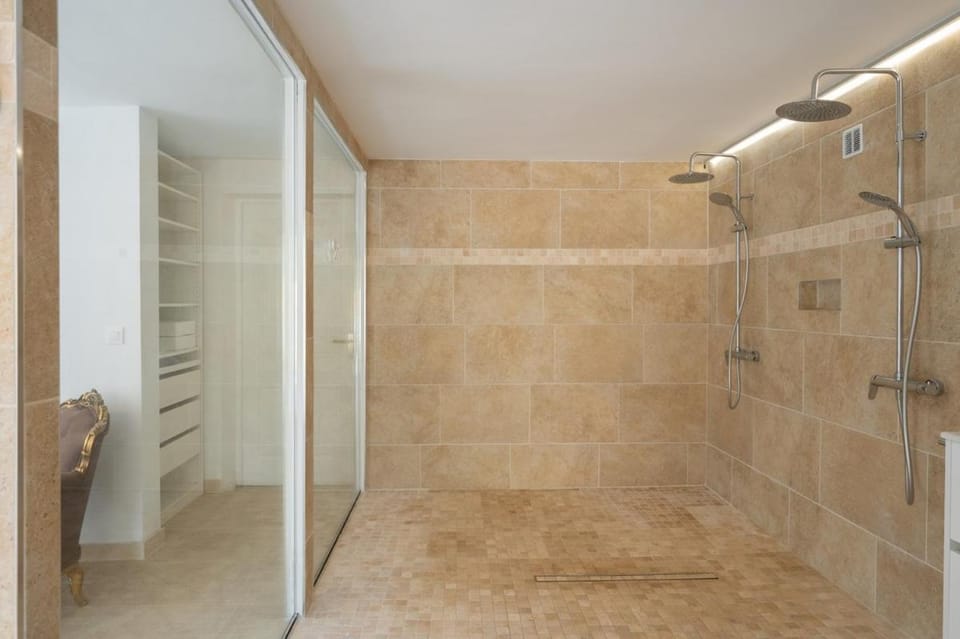 Bas de villa piscine balnéo cheminée sauna Apartment in Le Beausset