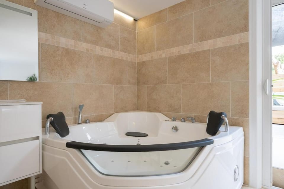Bas de villa piscine balnéo cheminée sauna Apartment in Le Beausset