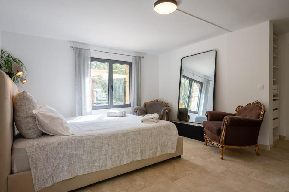 Bas de villa piscine balnéo cheminée sauna Apartment in Le Beausset