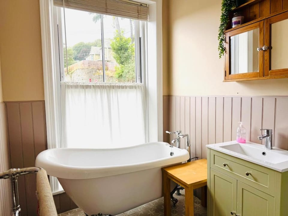 Fandango large 3 bedroom character home, Ventnor House in Ventnor