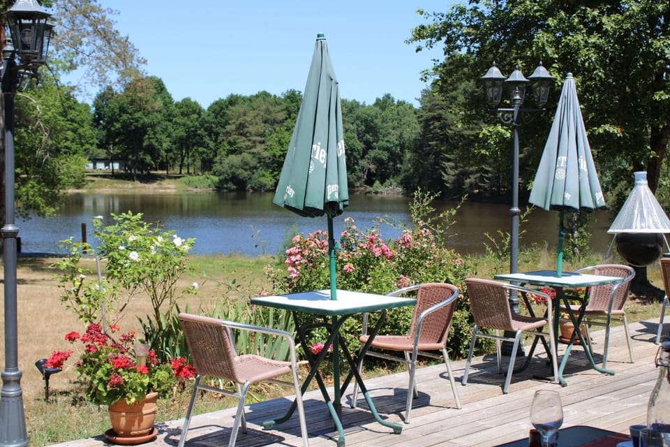 Restaurant/places to eat, Natural landscape, Lake view