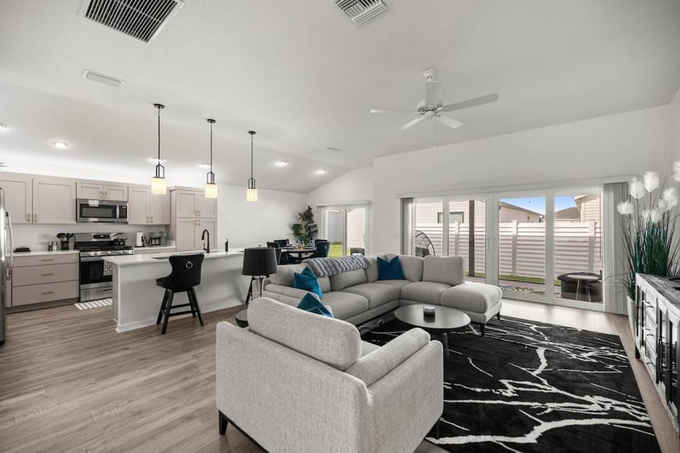 Chic Villages 3BR King Suite With Patio & Golf Cart House in Wildwood