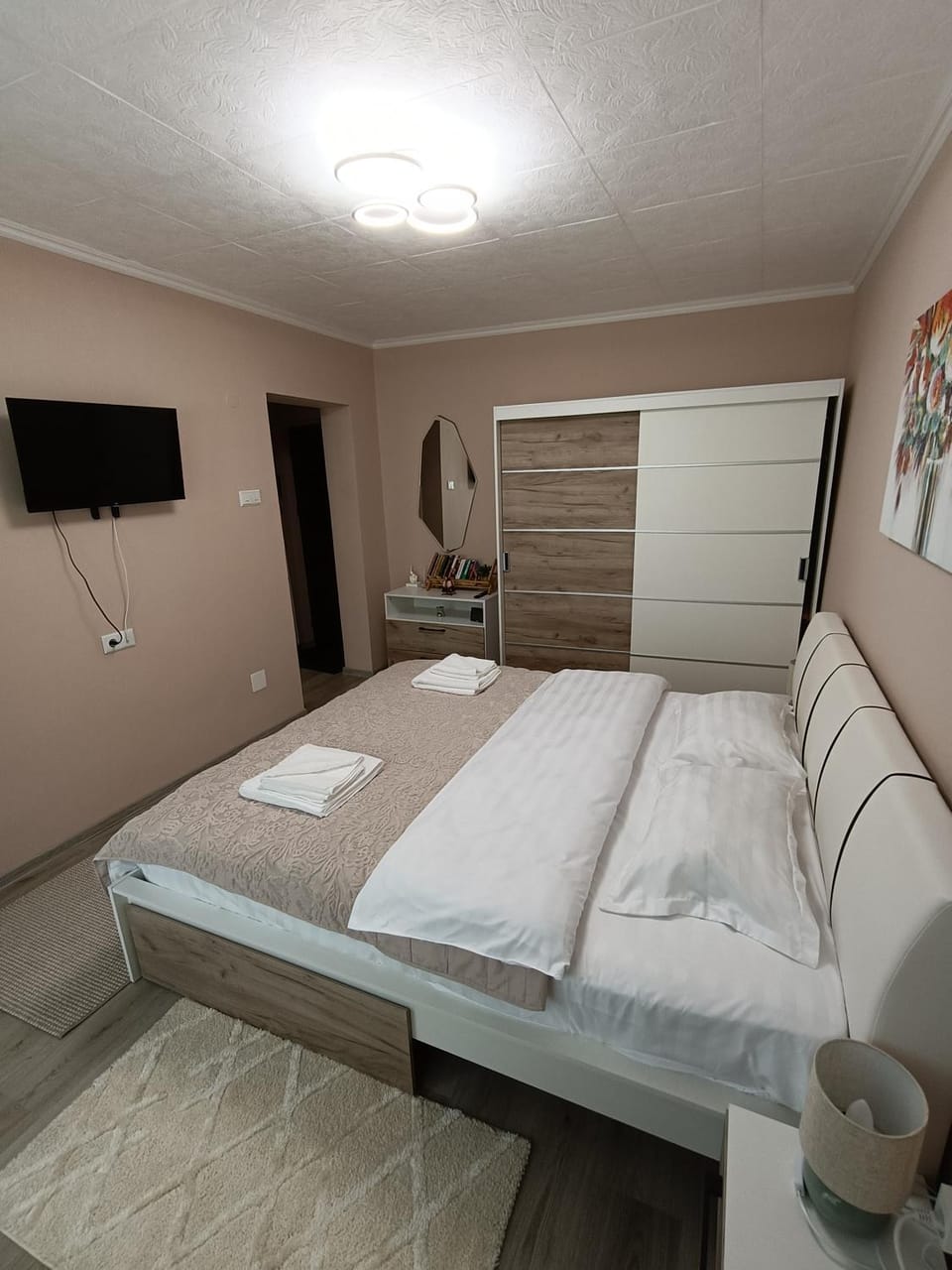 Bed, Library, TV and multimedia, wardrobe