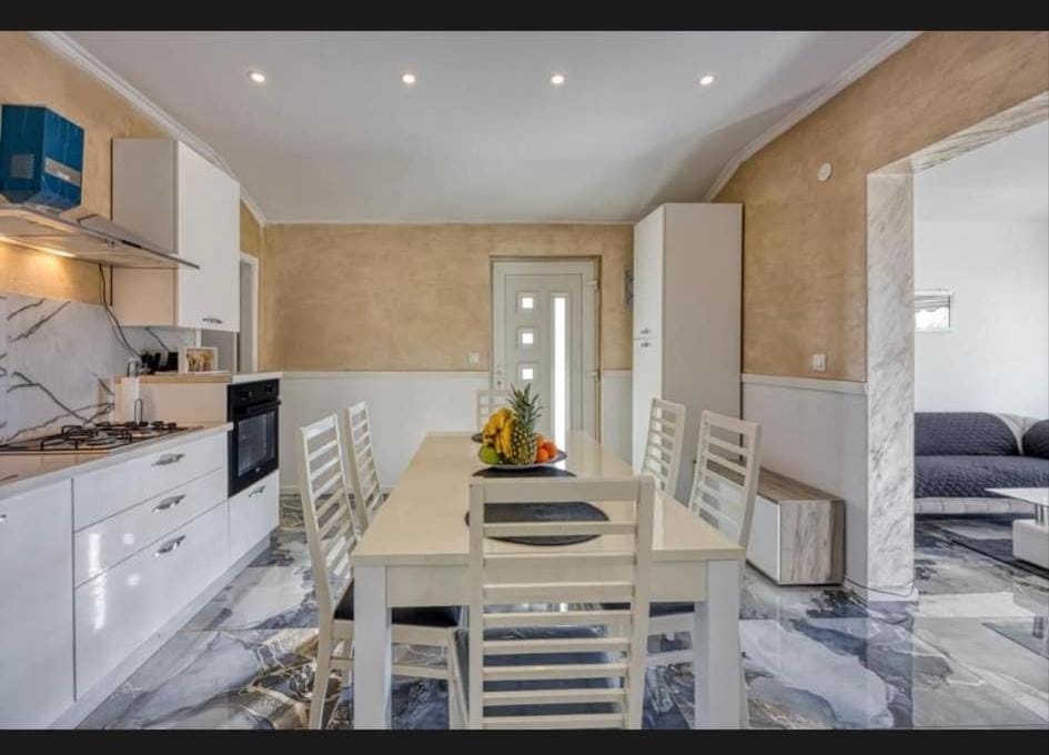 Kitchen or kitchenette, Dining area, dishwasher, oven