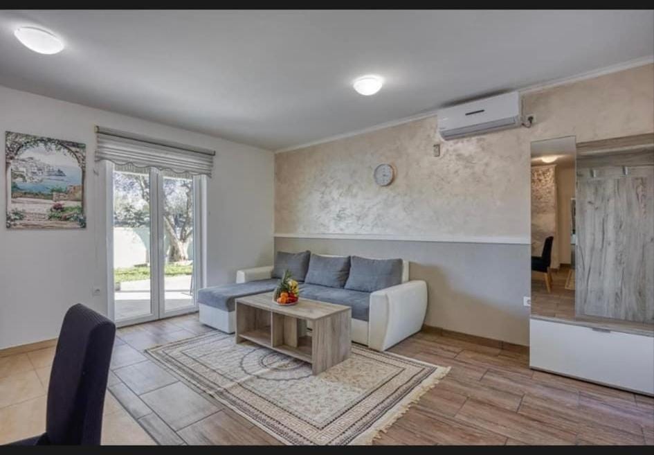 Communal lounge/ TV room, Living room, Seating area, air conditioner