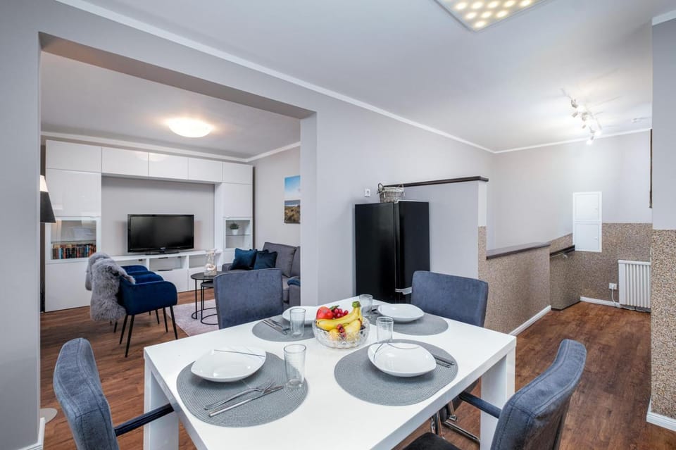 TV and multimedia, Living room, Seating area, Dining area, Food