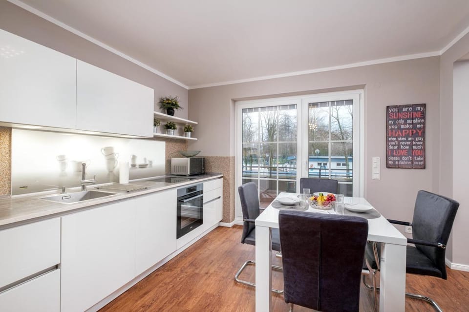 Kitchen or kitchenette, Seating area, Dining area, Food, oven, stove