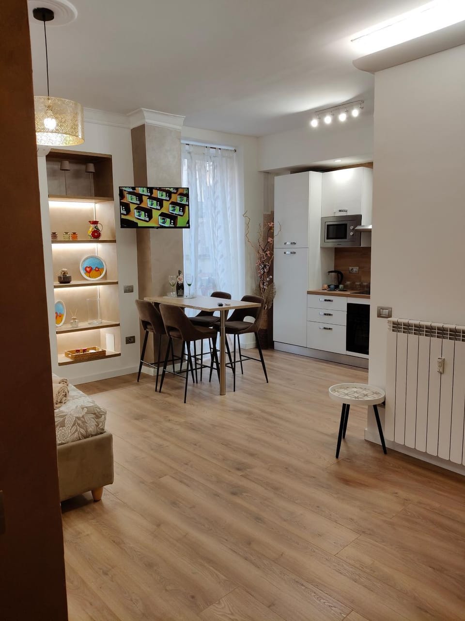 Kitchen or kitchenette, Dining area