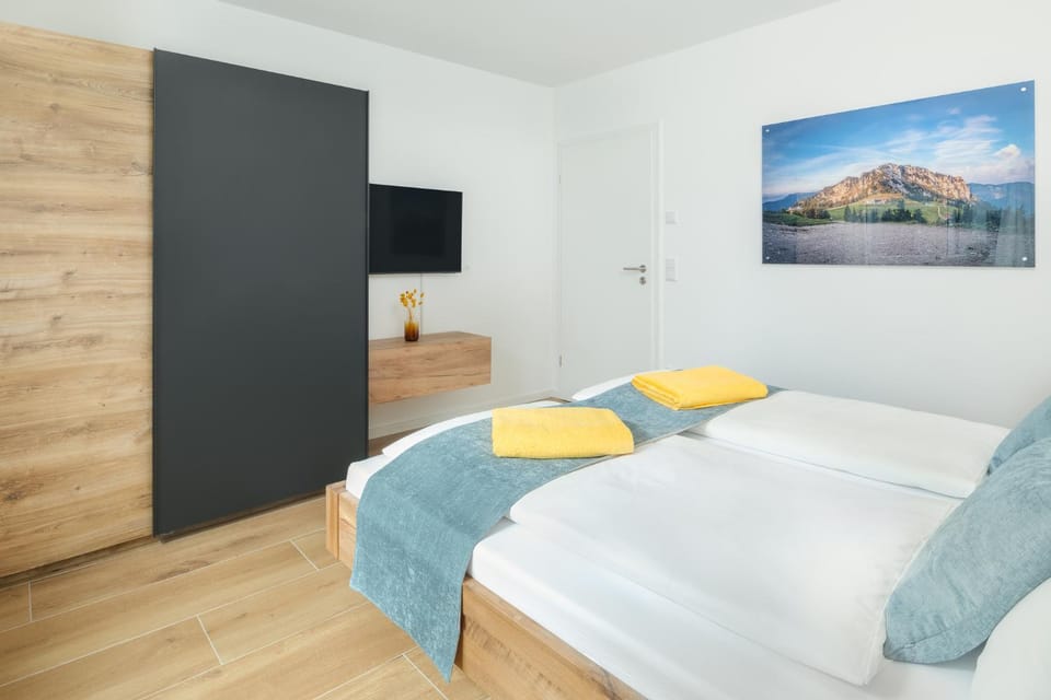 Bed, TV and multimedia, Photo of the whole room, Bedroom, towels