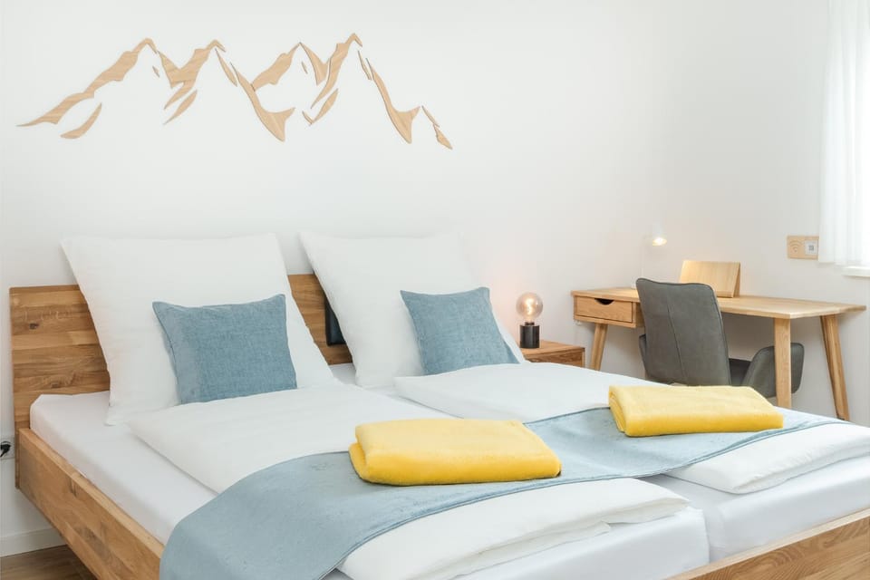 Bed, Photo of the whole room, Seating area, Bedroom, towels