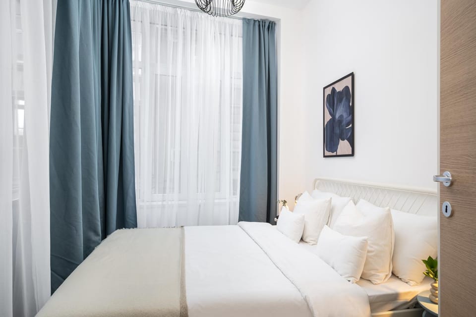 Bedroom, Street view