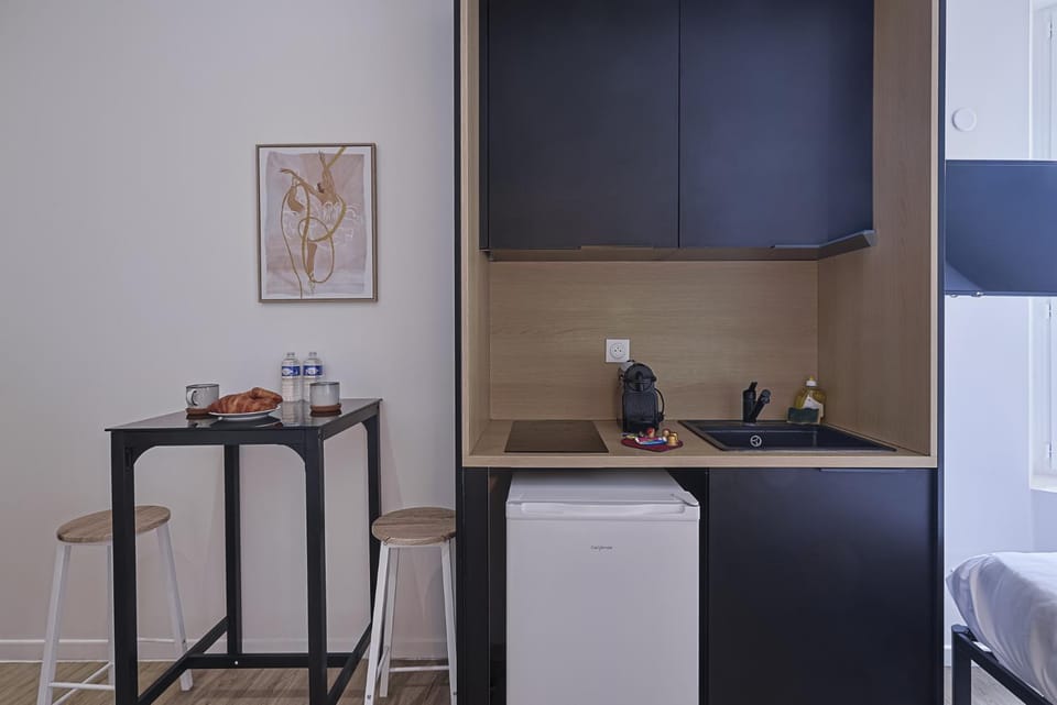 Coffee/tea facilities, Kitchen or kitchenette, Seating area, Dining area, stove