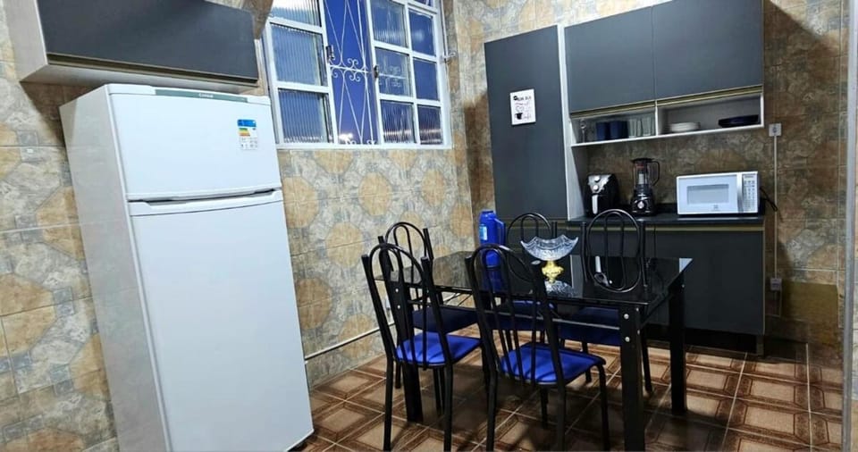 Casa Completa com 3 quartos perto do Centro, vaga de garagem e ar condicionado House in Montes Claros