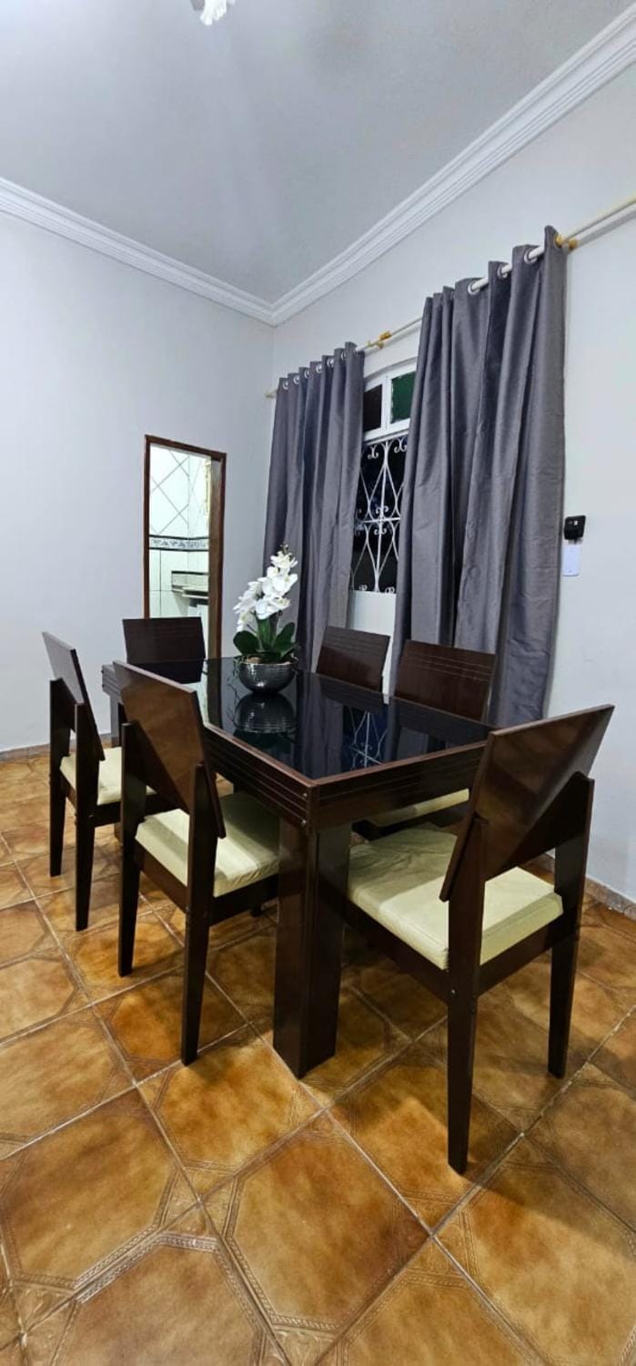 Casa Completa com 3 quartos perto do Centro, vaga de garagem e ar condicionado House in Montes Claros