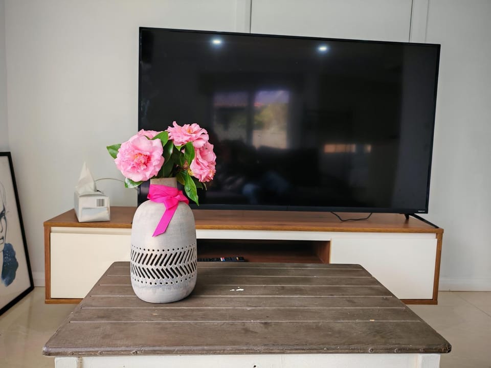 Spacious Studio with Garden close 2train&Westfield Bed and Breakfast in Sydney