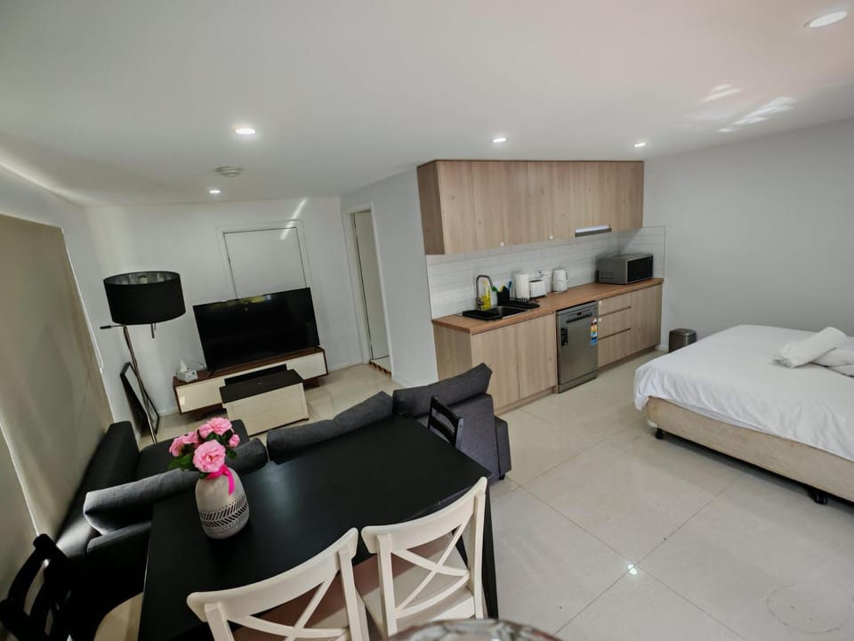 Spacious Studio with Garden close 2train&Westfield Bed and Breakfast in Sydney